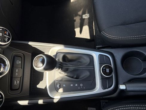 Used 2025 Hyundai Venue SEL FWD image 21