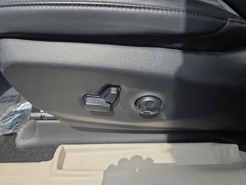 Used 2024 Chrysler Pacifica Touring-L FWD image 11
