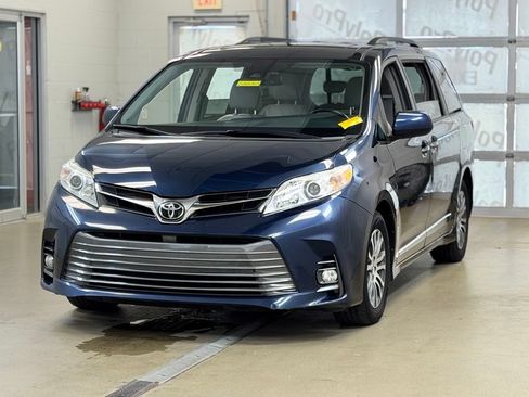 Used 2018 Toyota Sienna XLE w/ XLE Navigation Package FWD image 3