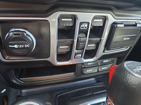 New 2025 Jeep Gladiator Sport image 33