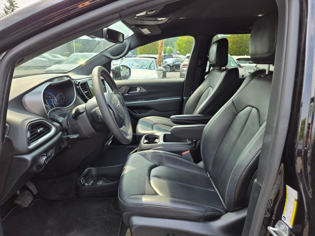 Used 2025 Chrysler Pacifica Select FWD image 20