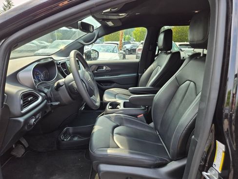 Used 2025 Chrysler Pacifica Select FWD image 20