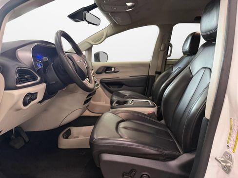 Used 2023 Chrysler Pacifica Touring-L FWD image 10