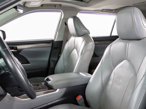 Used 2024 Toyota Highlander Limited FWD image 26