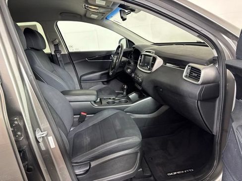 Used 2017 Kia Sorento FWD w/ LX Convenience Package image 4
