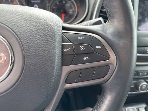 Used 2019 Jeep Cherokee Latitude Plus w/ Cold Weather Group AWD/4WD image 14