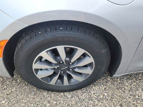 Used 2023 Chrysler Pacifica Touring-L FWD image 7