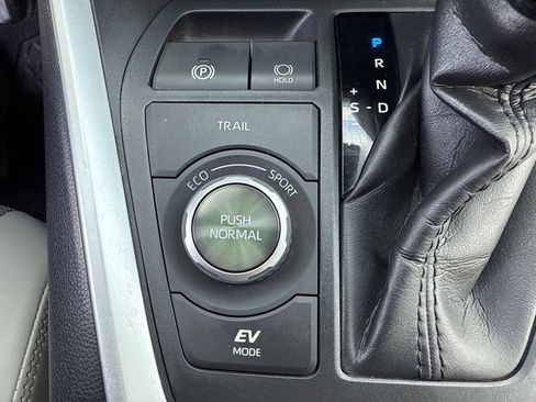 Used 2019 Toyota RAV4 Limited image 25