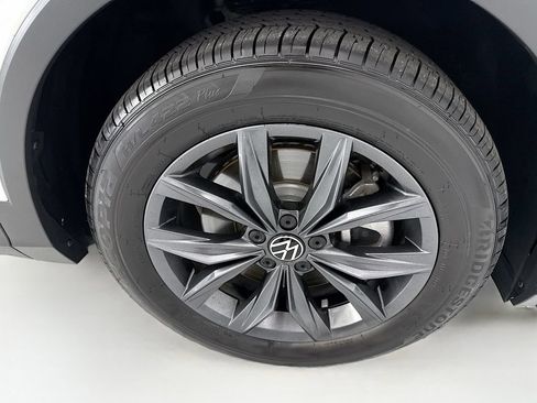 Used 2023 Volkswagen Tiguan SE w/ Panoramic Sunroof Package FWD image 31