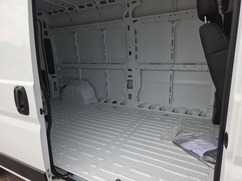 Used 2025 RAM ProMaster 2500 w/ Storage Group image 9