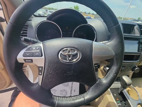 Used 2013 Toyota Highlander SE AWD/4WD image 16