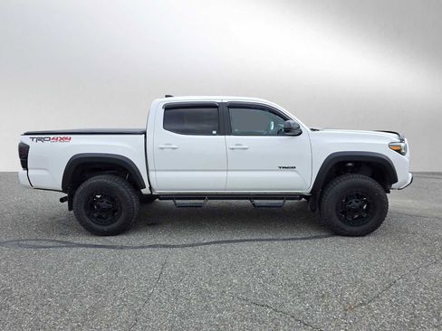 Used 2021 Toyota Tacoma TRD Off-Road w/ TRD Premium Off Road Package AWD/4WD image 2