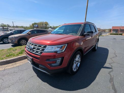 Used 2016 Ford Explorer XLT w/ Equipment Group 202A image 3