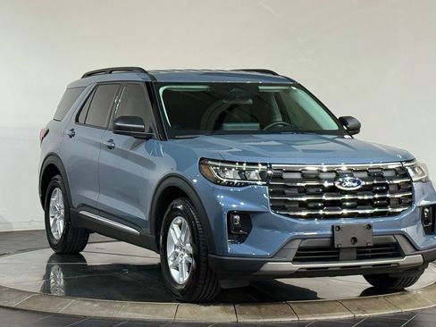 Used 2025 Ford Explorer Active w/ Active Comfort Package image 2