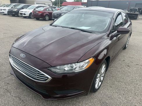 Used 2017 Ford Fusion SE w/ Fusion SE Technology Package FWD image 2