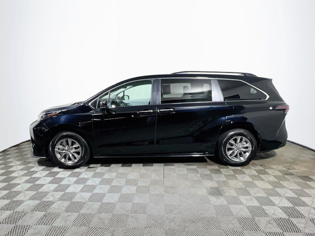 Certified 2026 Toyota Sienna XLE FWD image 4
