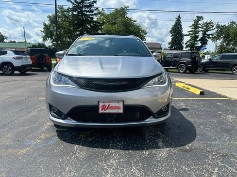 Used 2018 Chrysler Pacifica Limited w/ Advanced Safetytec Group FWD image 3