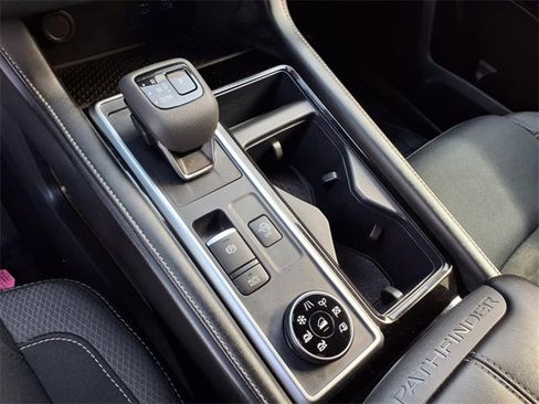 Used 2024 Nissan Pathfinder SV image 17