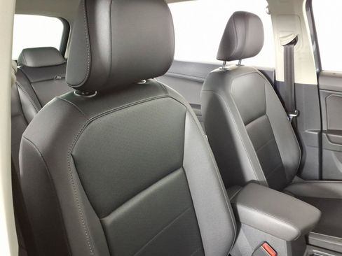 Used 2020 Volkswagen Tiguan SE w/ Panoramic Sunroof Package AWD/4WD image 9