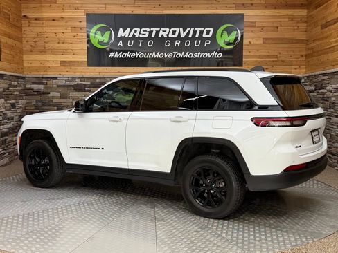 Used 2025 Jeep Grand Cherokee Altitude AWD/4WD image 9