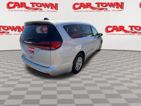 Used 2024 Chrysler Pacifica Touring-L FWD image 8
