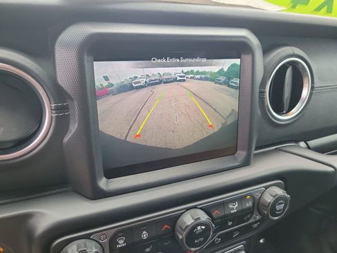 Used 2020 Jeep Wrangler Unlimited Sahara AWD/4WD image 30