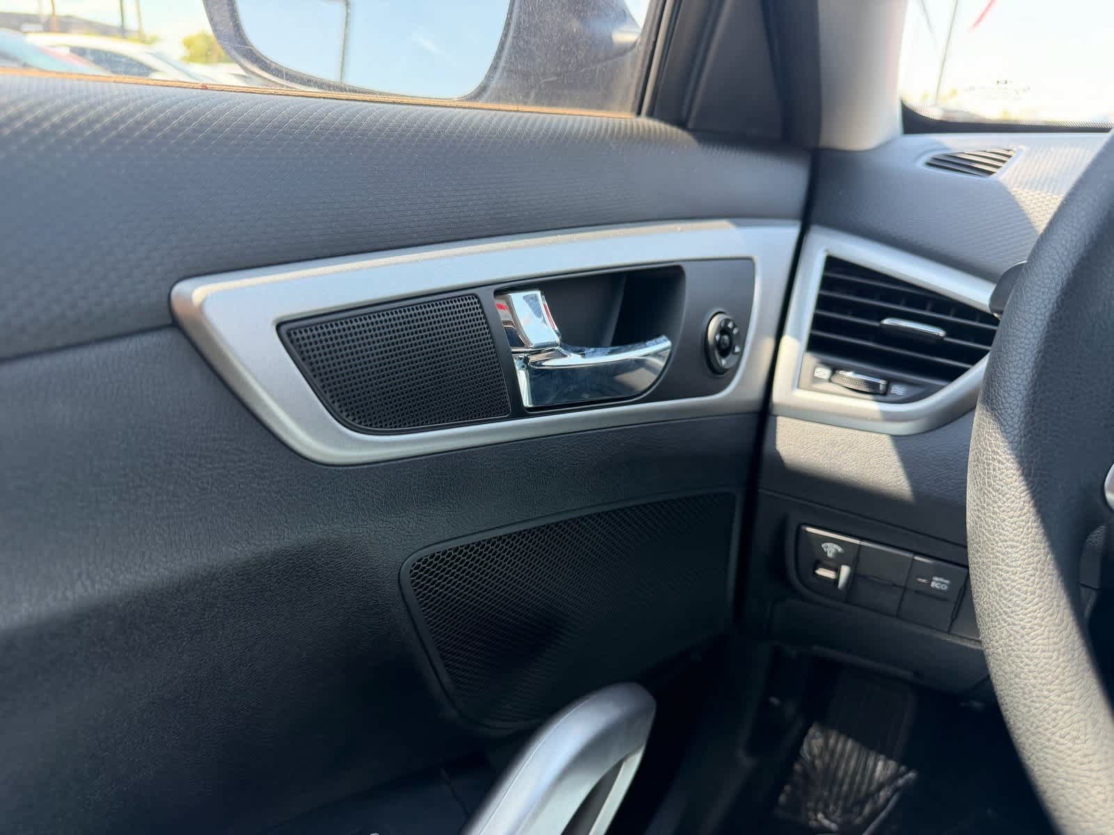 Used 2015 Hyundai Veloster FWD image 12