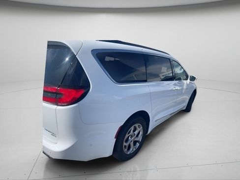 Used 2022 Chrysler Pacifica Limited image 11
