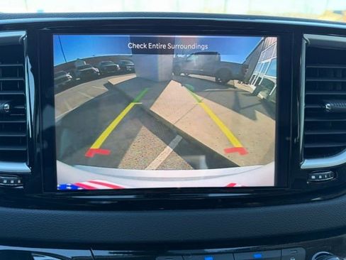 Used 2024 Chrysler Pacifica Touring-L image 12