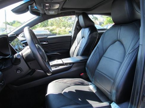 Used 2022 Toyota Avalon Limited image 11