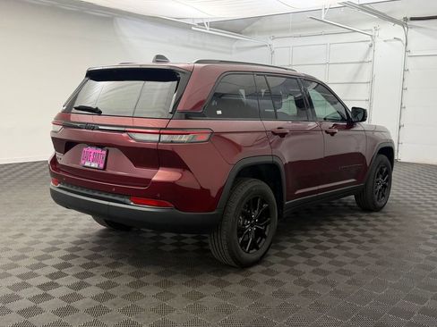 Used 2025 Jeep Grand Cherokee Altitude AWD/4WD image 9