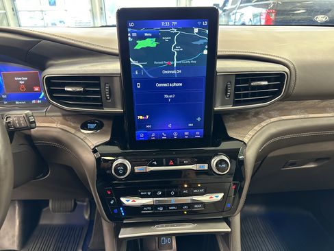 Used 2022 Ford Explorer Platinum w/ Equipment Group 601A image 3