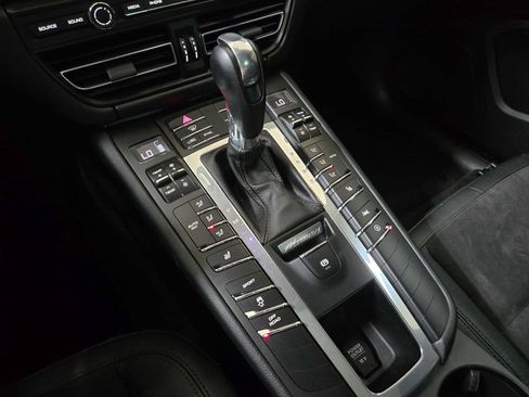 Used 2019 Porsche Macan AWD/4WD image 34