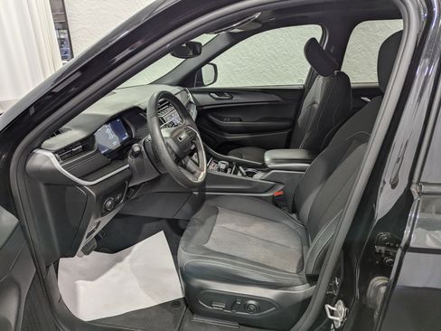 Used 2024 Jeep Grand Cherokee Laredo X image 14