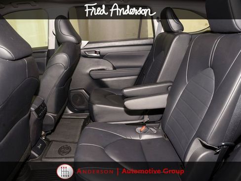 Used 2023 Toyota Highlander XLE AWD/4WD image 9
