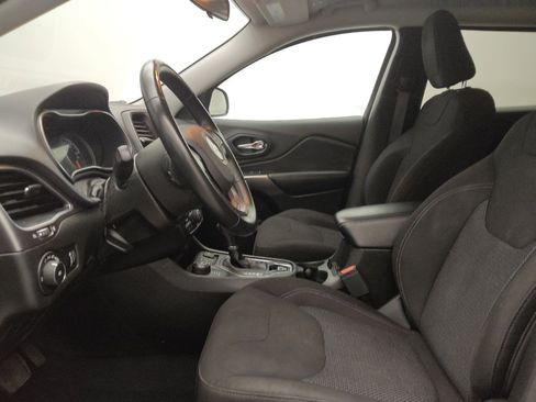 Used 2019 Jeep Cherokee Latitude w/ Cold Weather Group image 17