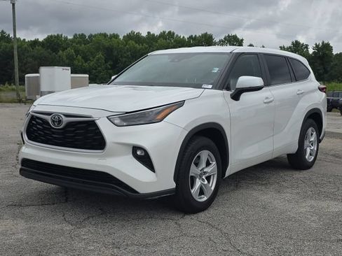 Used 2023 Toyota Highlander LE FWD image 2