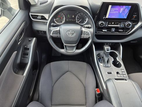 Used 2025 Toyota Highlander LE FWD image 13