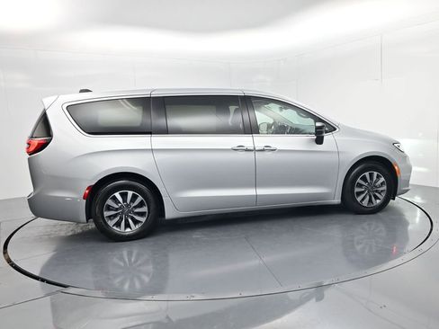 Used 2024 Chrysler Pacifica Limited FWD image 8
