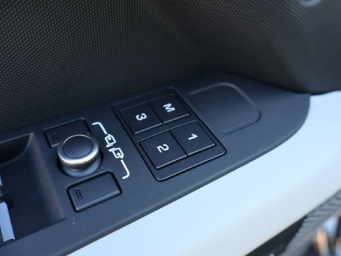 Used 2023 Land Rover Defender 90 X-Dynamic SE image 10