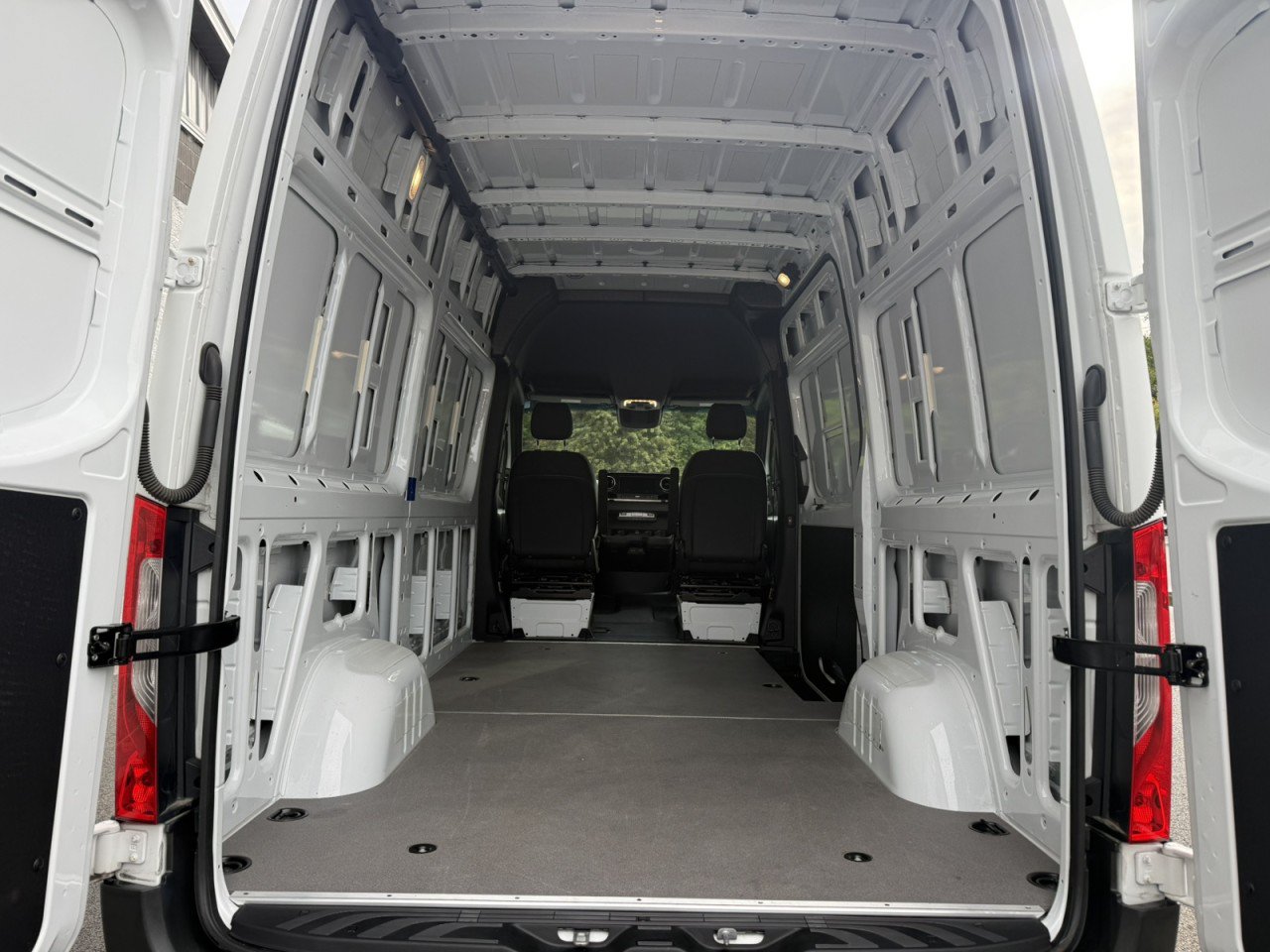 Used 2019 Mercedes-Benz Sprinter 2500 w/ Premium Plus Package image 7
