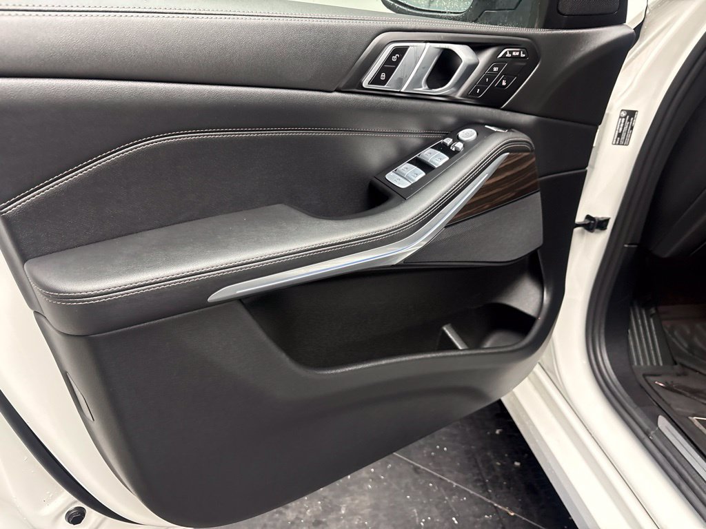 Used 2025 BMW X7 xDrive40i w/ Climate Comfort Package AWD/4WD image 4