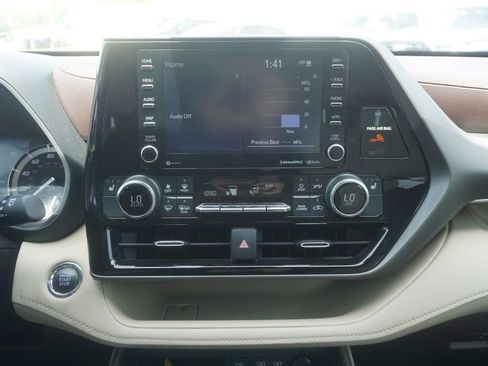 Used 2022 Toyota Highlander XLE AWD/4WD image 11