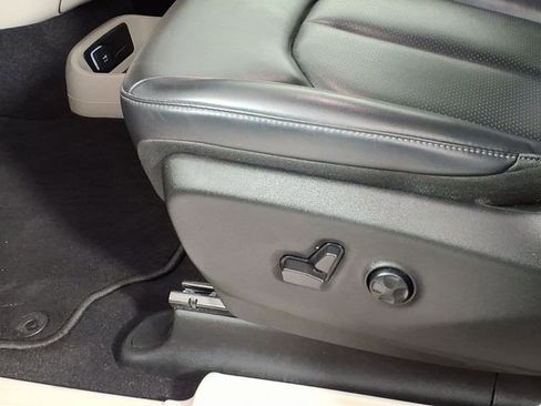 Used 2023 Chrysler Pacifica Touring-L AWD/4WD image 15