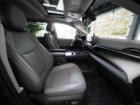 Used 2024 Toyota Sienna Limited AWD/4WD image 27