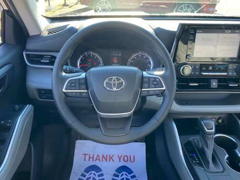 Used 2022 Toyota Highlander LE image 11