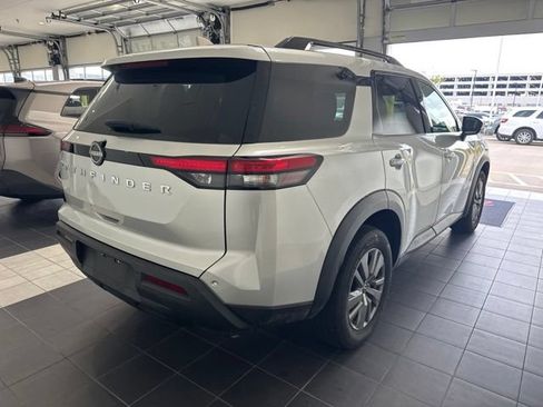 Used 2025 Nissan Pathfinder SV FWD image 3
