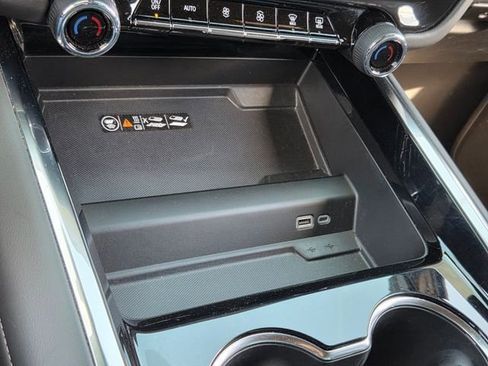 Used 2025 Chevrolet Suburban LT image 30