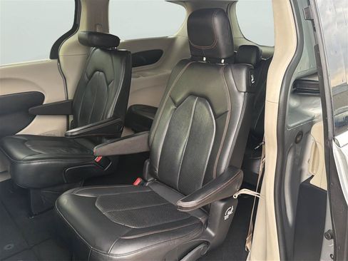 Used 2020 Chrysler Pacifica Touring-L FWD image 16
