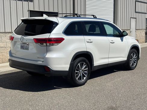 Used 2019 Toyota Highlander XLE AWD/4WD image 3